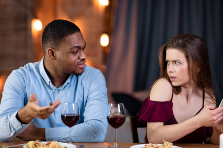 Phubbing: Der stille Beziehungskiller und wie man ihm entgegenwirken kann Der Stille Beziehungskiller